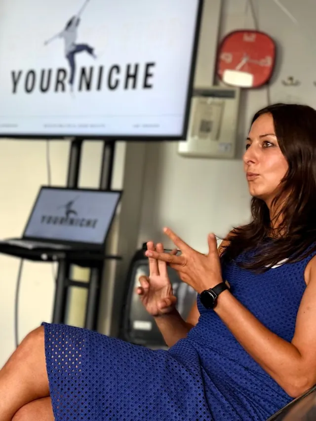 Kristin Walter moderiert einen Unlearning-Workshop vor einem Bildschirm